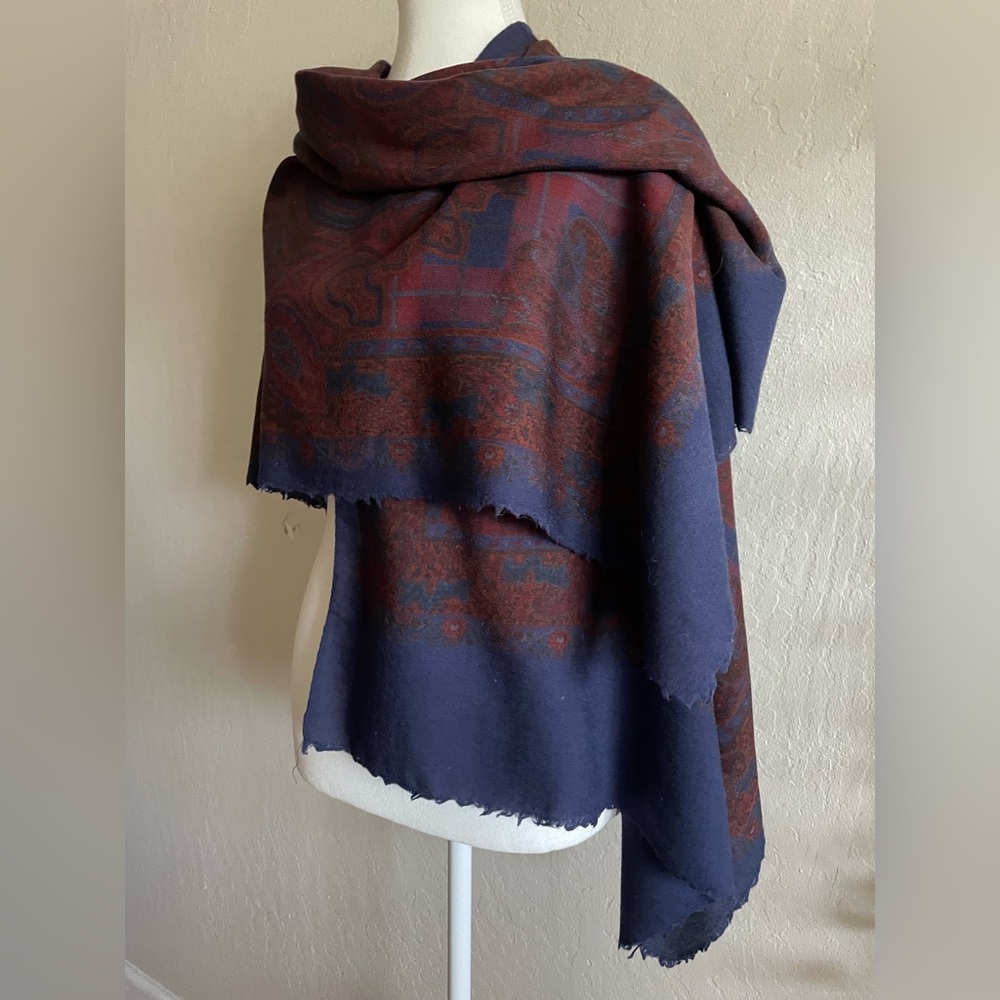 Thin wool scarf - Picture 8 of 13